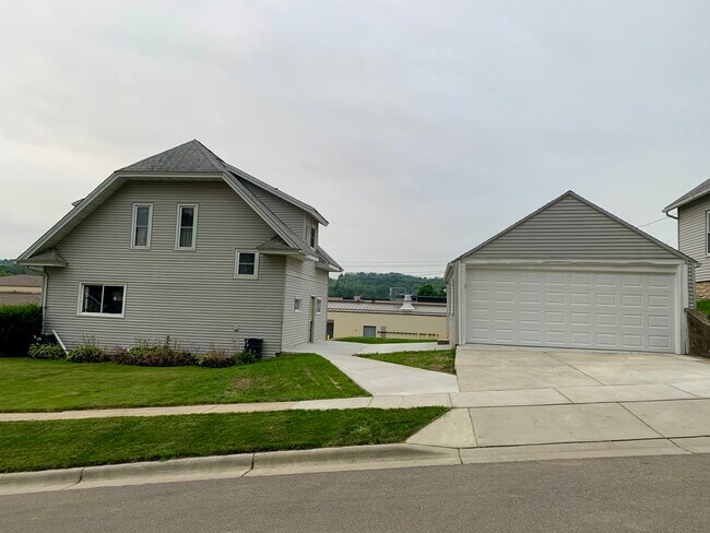 Building Photo - 113 Saint Anthony St N