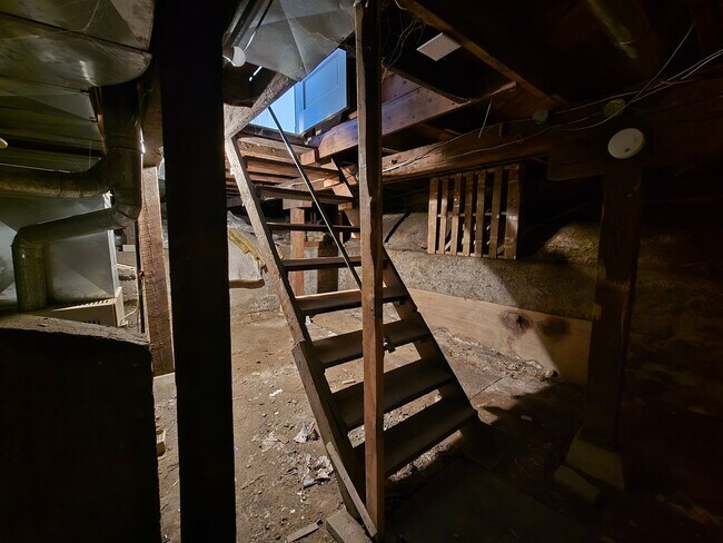 Building Photo - Northside Spokane! Available Now! Move In Special!!