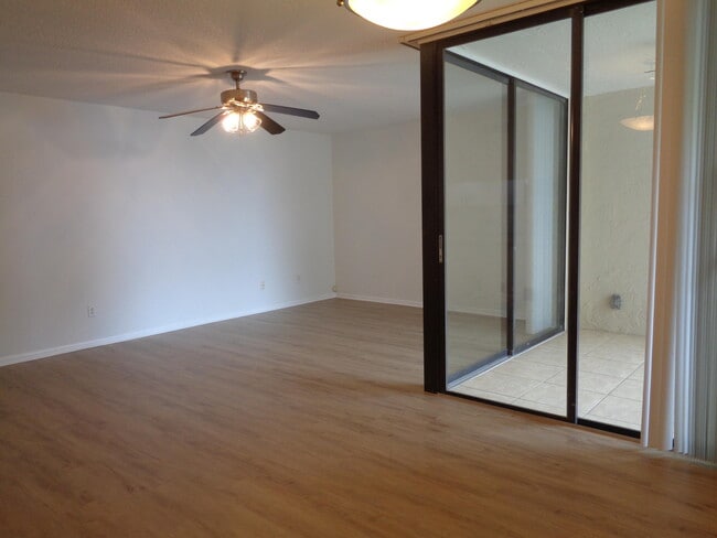 Building Photo - 950 Lavers Cir