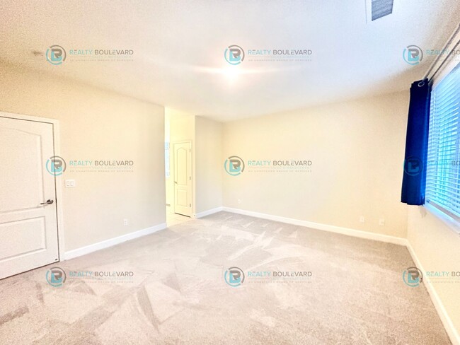 Building Photo - Beautiful 4 Bedroom, 2 Bathroom, 2 car gar...