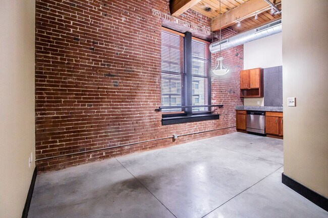 Building Photo - Gorgeous Loft