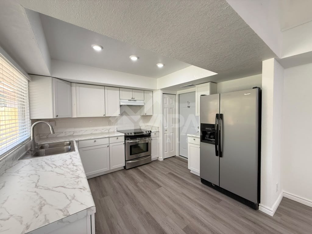 Building Photo - 8007 Lake Forest Dr