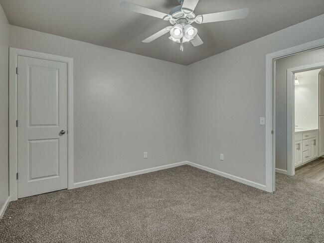 Building Photo - Very Nice 4 Bedroom 2 Bath Duplex in Oakdale Schools - Lawn Care Included