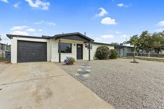 Building Photo - 3 bedrooms 1 bathroom with all tile flooring