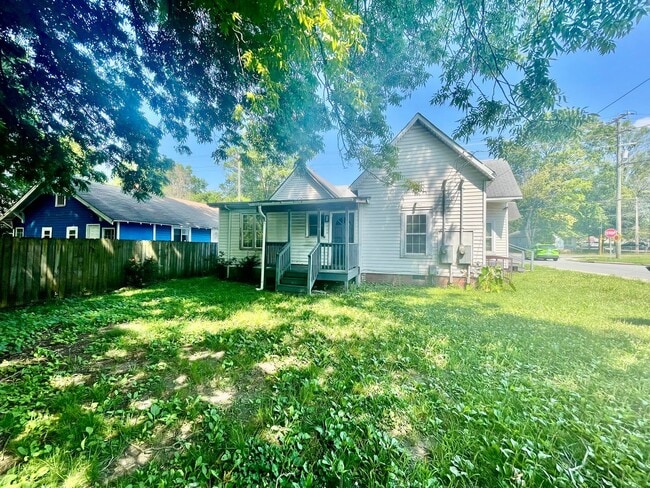 Building Photo - Welcome to this charming 3-bedroom, 1-bath...