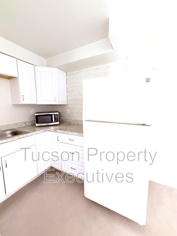 Building Photo - 319 E Blacklidge Dr