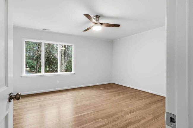 Building Photo - Spacious and Unique 5-Bedroom Home in Chapel Hill!