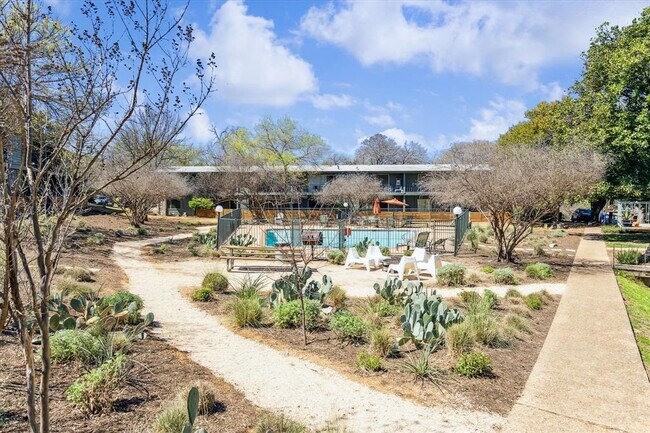 Building Photo - 1304 Mariposa Dr