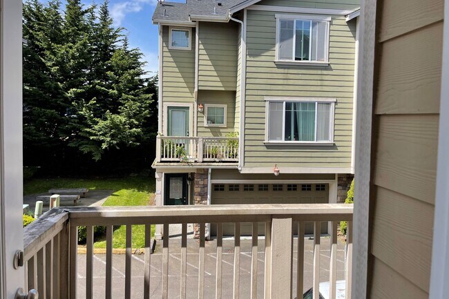 Building Photo - Nice Modern Townhouse Available Now!!