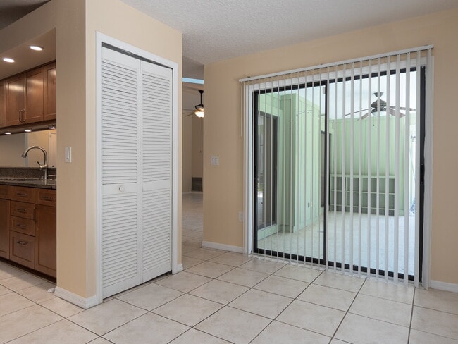 Building Photo - Enjoy Florida living in this spacious 3BR/...