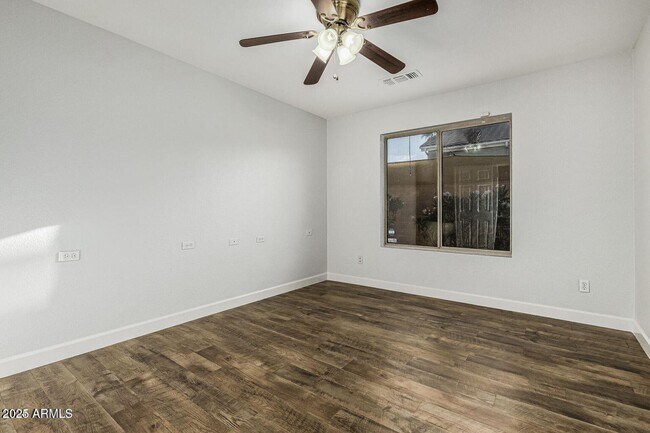 Building Photo - 3051 E Millbrae Ln