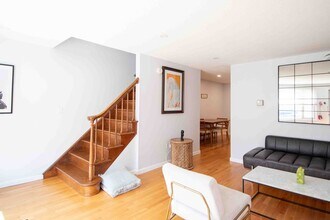 Building Photo - 2 Bedroom Condo Available August 15th