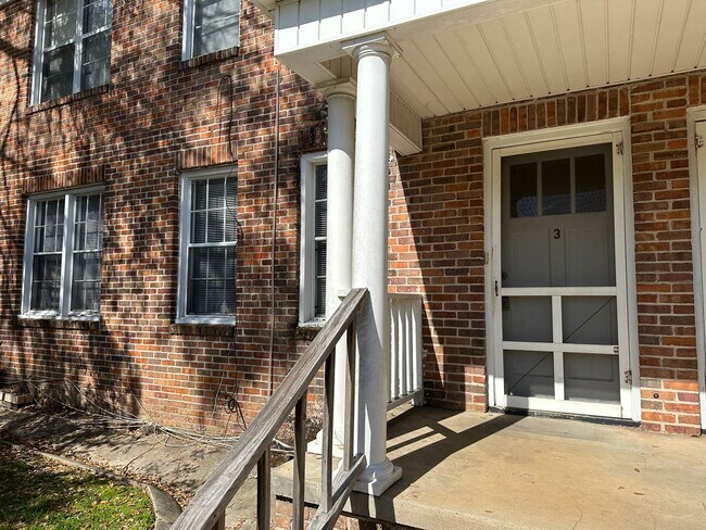 Building Photo - Downstairs unit DOWNTOWN TALLAHASSEE!!!