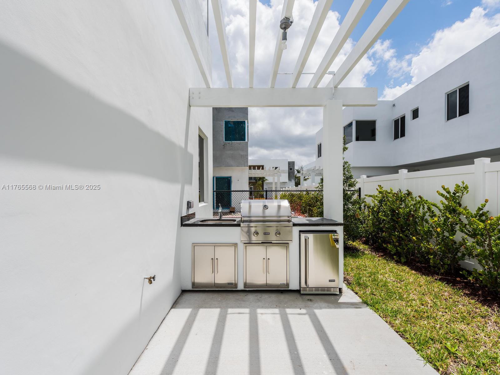 Building Photo - 7456 NW 101st Ave