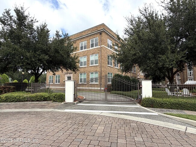 Building Photo - 2525 College St