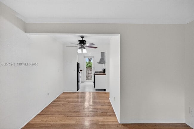 Building Photo - 428 Collins Ave