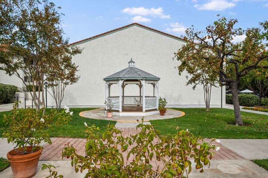 Building Photo - 4732 Park Granada