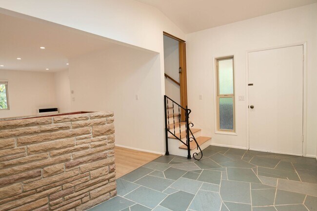 Building Photo - 3 Bedroom 2 Bathroom Home in Mission Canyon