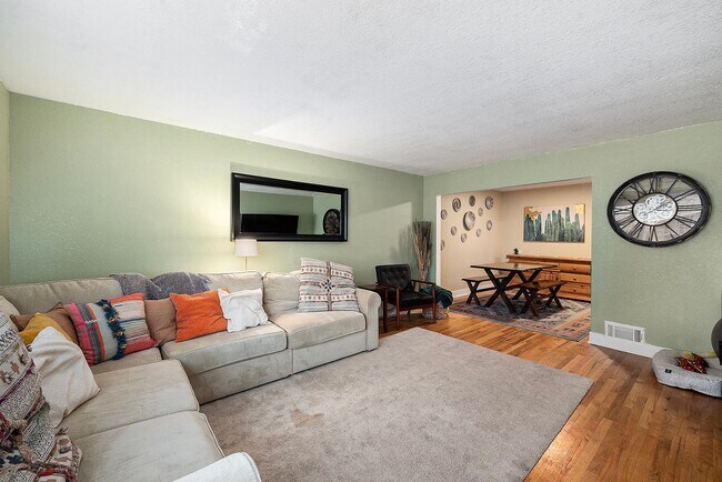 Building Photo - Spacious Top Unit of Quadplex in Park Hill