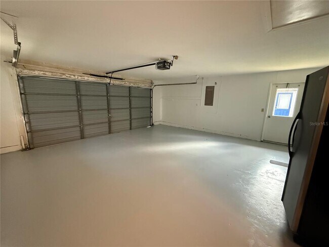 Building Photo - 525 Lakeview Dr