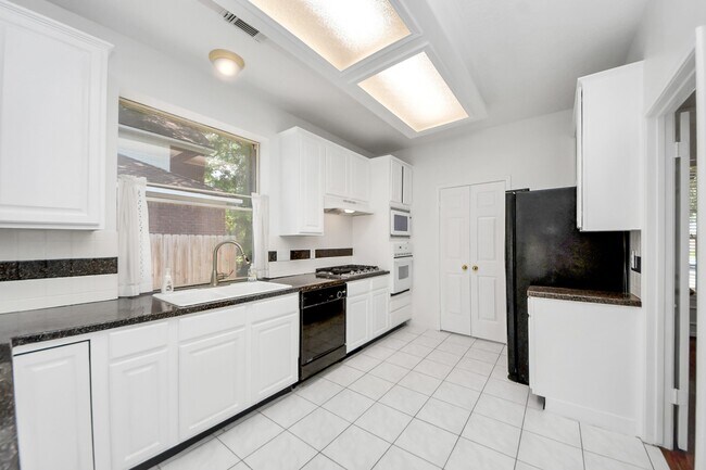 Building Photo - 6406 Castle Ln Dr