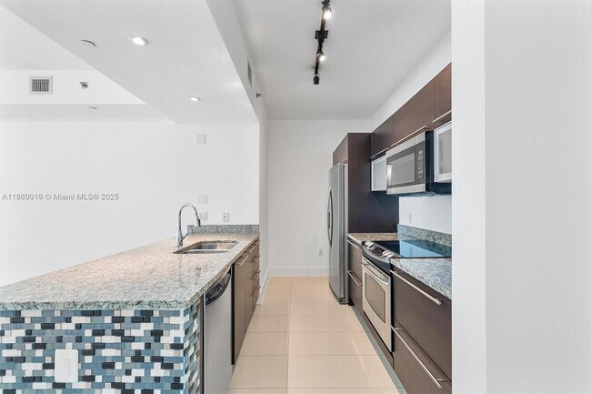 Building Photo - 951 Brickell Ave