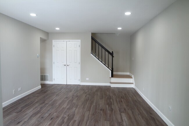 Building Photo - 411 Stevenson Pl