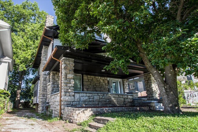 Building Photo - Move fast on this one. Apply within 24 hours of your showing and lock in $250 off your monthly re...
