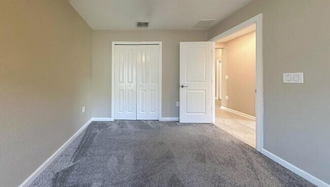 Building Photo - 272 Bergamot Lp