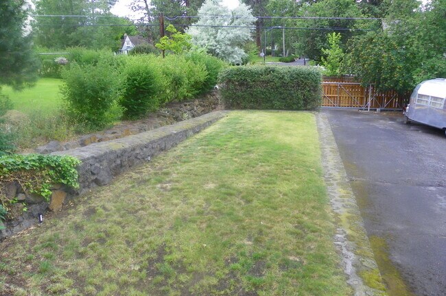 Building Photo - PETS CONSIDERED! Located in Bend's HISTORIC District, Walk to Drake Park! A/C, All Appliances, Ha...