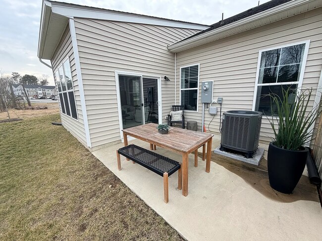 Building Photo - 701 Englewood Farms Dr