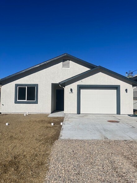 Primary Photo - 1818 N Rose Quartz Dr
