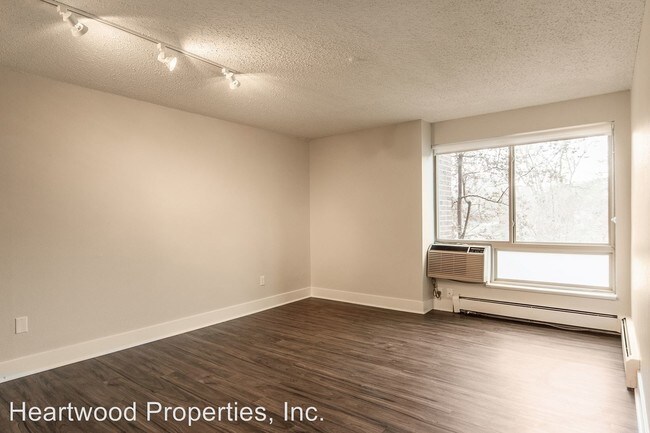 Building Photo - 2121 Canyon Blvd