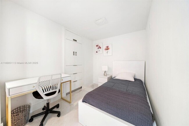 Building Photo - 5055 Collins Ave