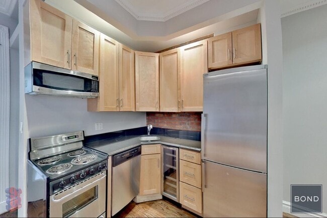 Building Photo - 330 E 35th St