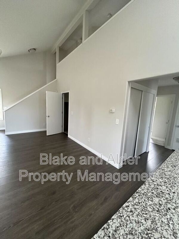 Building Photo - 5609 SE 117th Ave