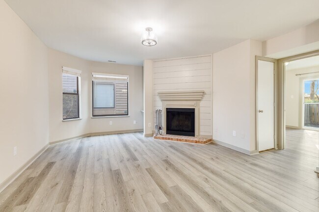 Building Photo - Fully Renovated 2-Bed Condo in Lake Wylie Woods – Prime Location with Community Amenities! $1,850...