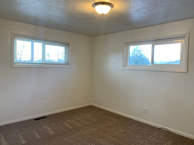 Building Photo - 3 Bedroom, 1.5 Bath House in Pacific Terrace neighborhood