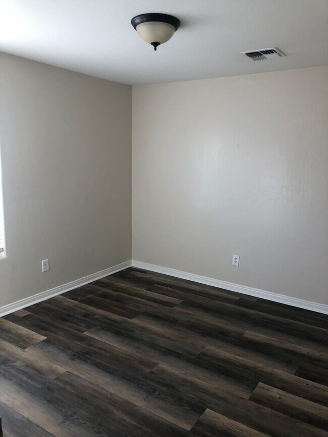 Building Photo - CENTRAL BAKERSFIELD  *FIRST MONTH'S RENT F...