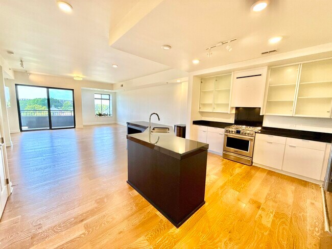 Building Photo - 717 Riverside Dr