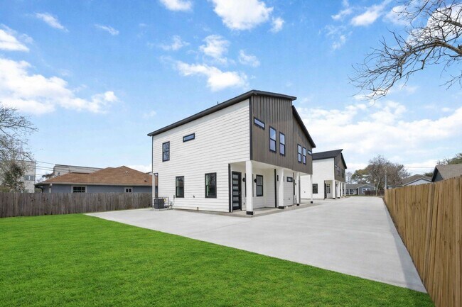 Building Photo - 4806 Carmen St