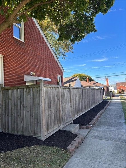 Building Photo - 15161 Sprenger Ave