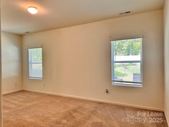 Building Photo - 5125 Saddleback Dr
