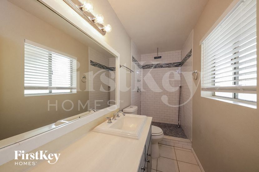 Building Photo - 4702 W Paradise Ln