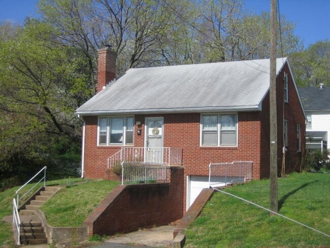 Building Photo - Charming 2 Bedroom House Downtown
