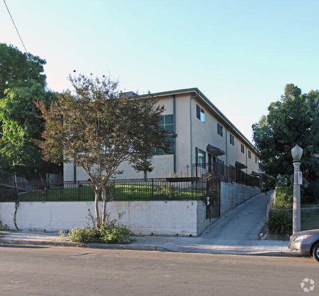 Primary Photo - 951 East Edgeware Rd
