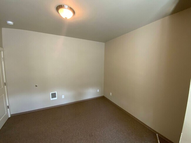 Building Photo - 3 Bedroom, 2.5 Bathroom Close to UO Campus