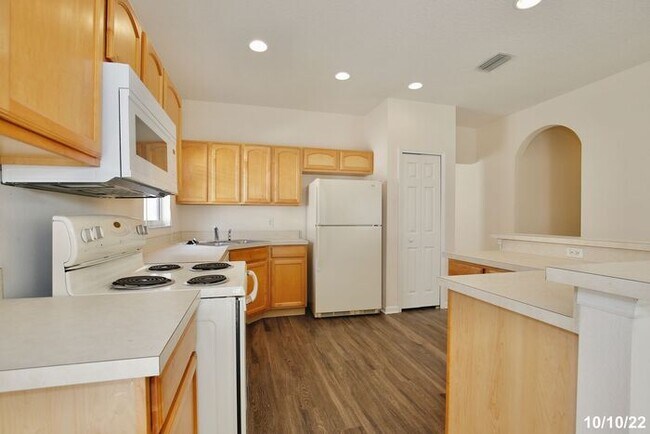 Building Photo - Amazing 3/2 Spacious Home with a Bonus Roo...