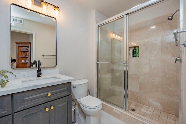 Building Photo - Fully Furnished! Prestige Luxury Single 5bed 3bath House