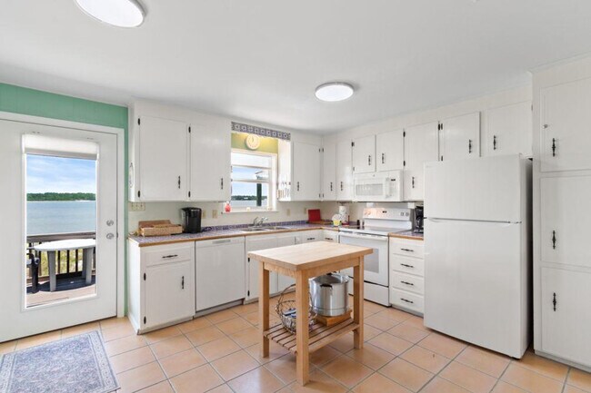 Building Photo - 2928 W Beach Blvd